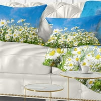 Designart Parlak Mavi Gökyüzünün Altında Beyaz Papatyalar - Çiçekli Kırlent - 12x20
